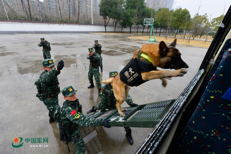 丹阳这个学校，放冰块降温！  