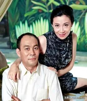 张光北夫妇出席活动，老婆陈炜60岁依然身材迷人，气质不减当年 